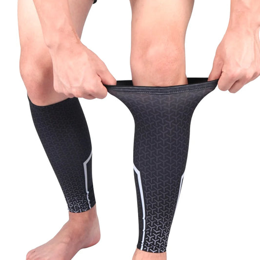 This calf compression sleeve provides targeted support to your calves, promoting improved circulation and muscle recovery. Ideal for athletes or individuals who experience calf discomfort, it helps reduce swelling and fatigue. Made with breathable, stretchable fabric, it ensures comfort during exercise or daily activities. Perfect for enhancing performance and recovery after intense workouts.