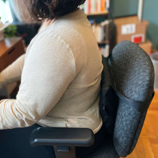 This lumbar support cushion is designed to provide ergonomic support for your lower back. Perfect for use in office chairs, it helps reduce discomfort from long hours of sitting. The adjustable straps ensure a secure fit, promoting better posture and spinal alignment. Ideal for people with back pain or those working long hours at a desk. Lightweight and easy to carry, it enhances comfort throughout the day.