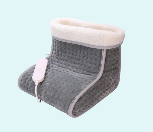 This cozy foot warmer is made from soft flannel fleece, offering warmth and comfort for your feet on cold days. With an adjustable heat setting, it provides soothing relief for tired, chilly feet. The plush interior ensures maximum comfort, while the convenient control button allows for easy temperature adjustments. Perfect for use at home or in the office.