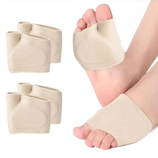 These beige metatarsal pads provide cushioning and support to relieve foot pain, especially for those with metatarsalgia. Made from soft, breathable fabric, they reduce pressure on the balls of the feet. The open-toe design ensures comfort in most shoes. Ideal for daily use, they improve foot alignment and comfort. Sold in sets of four.